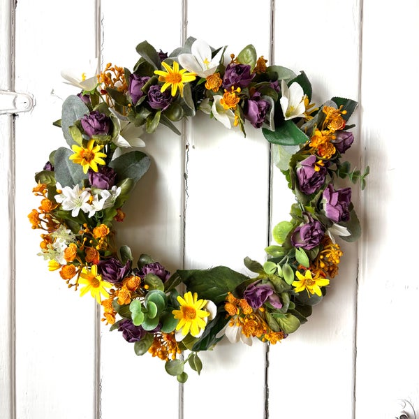 Kukkakranssi lila-oranssis&auml;vyin