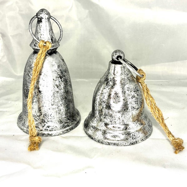 Suuri metallikello, vanha hopea - kaksi mallia