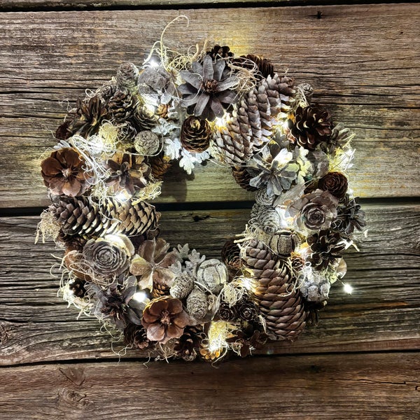 K&auml;pykranssi snowflake valoilla, 32 cm