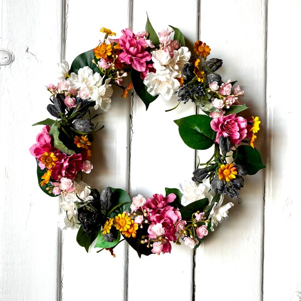 Kukkakranssi v&auml;rikk&auml;&auml;t kukat