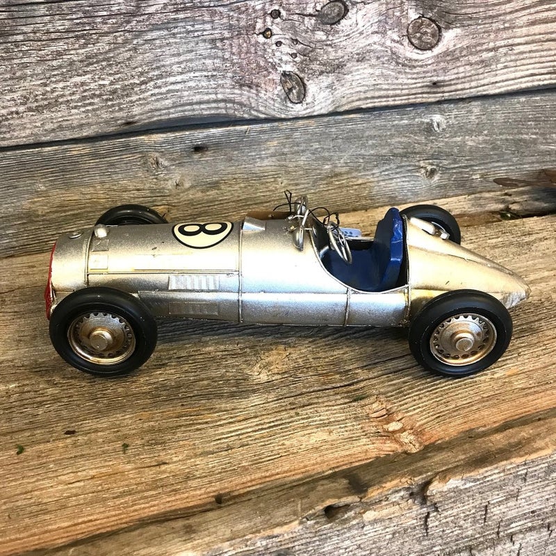 Ralliauto vintage metallia